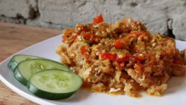 Resep Lengkap Cara Membuat Telur Geprek, Makan Malam Hemat Anak Kos