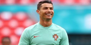 Cristiano Ronaldo Geser Botol saat Konferensi Pers Membuat Coca-Cola Rugi 57 Triliun, Ini Alasannya