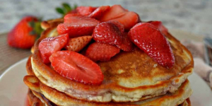Resep Lengkap Cara Membuat Pancake Topping Strawberry yang Bisa Jadi Menu Sarapan