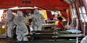 Foto-foto Perawat yang Tangani Lonjakan Pasien Covid-19 di Tenda Darurat RSUD Bekasi