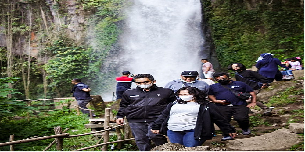 Kunjungi Air Terjun Sikulikap Bersama Istri, Theopilus Ginting: Sangat Instagramable