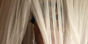 Mayang Sari Unggah Foto Menantang Tertutup Kain, Langsung Ramai Netizen