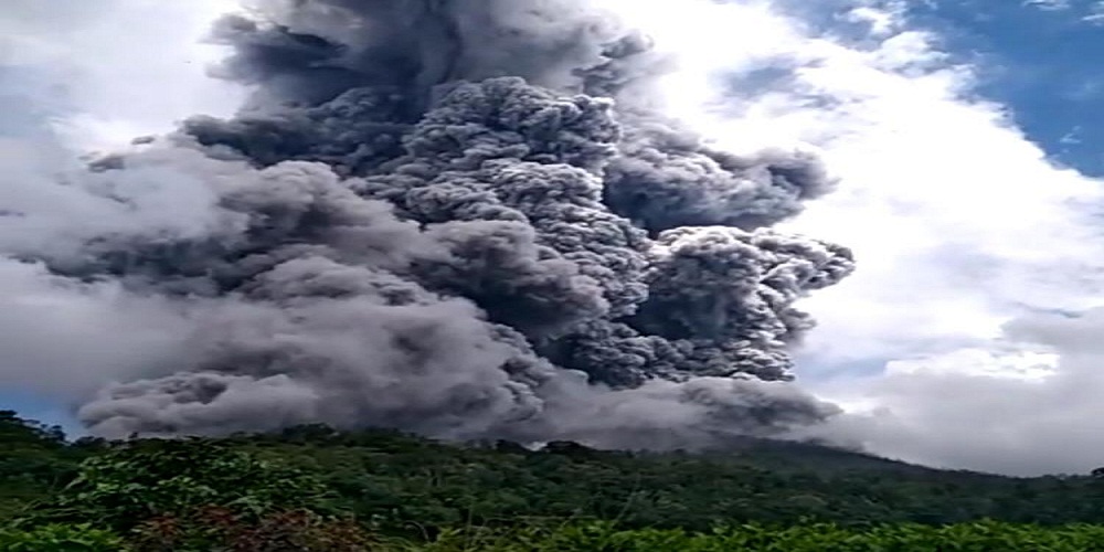 Gunung Sinabung Kembali Erupsi, Luncurkan Abu Vulkanis 4,5 Km, 5 Kecamatan Terdampak