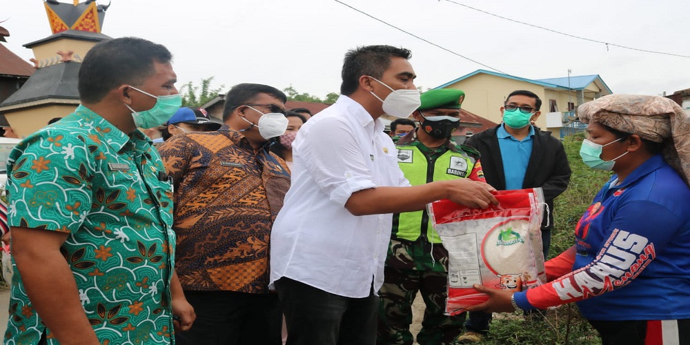Wakil Bupati Karo Turun Langsung Serahkan Bantuan Beras PPKM Bagi Masyarakat di Desa Suka Julu