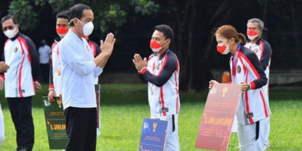 Jokowi Pakai Sepatu Buatan Dalam Negeri dari Produk Greysia Polii Peraih Medali Emas Olimpiade Tokyo 2020