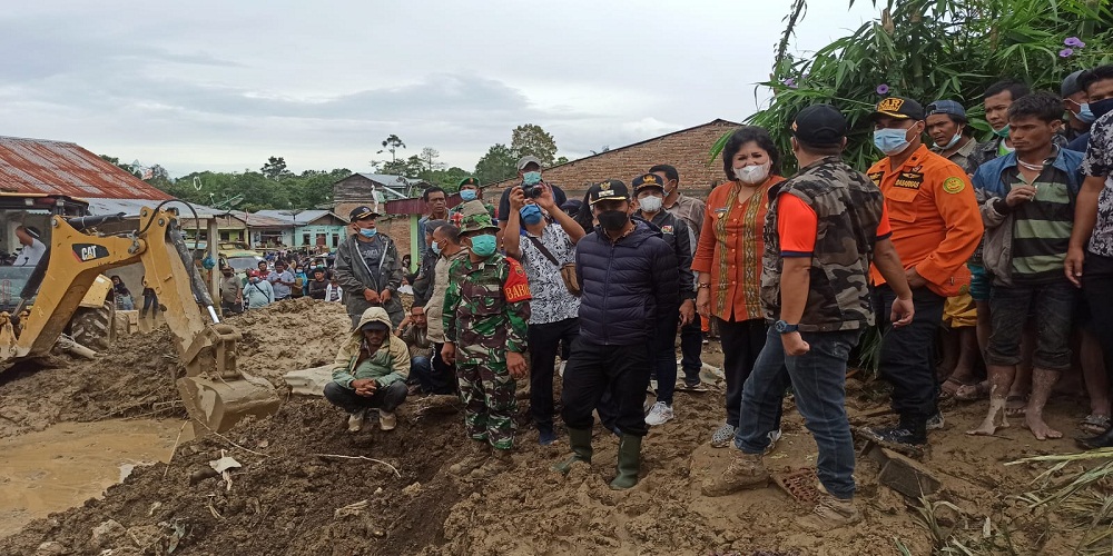 Bupati dan Wakil Bupati Karo Tinjau Langsung Bencana Longsor di Kabanjahe