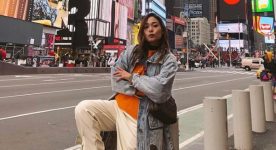 8 Pose Influencer Cantik Ayla Dimitri, Tampil Simple dan Stylish di New York Bersama Erigo