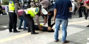 Video Detik-detik Polisi Banting Mahasiswa ke Jalan hingga Pingsan saat Demo Ricuh di Tangerang