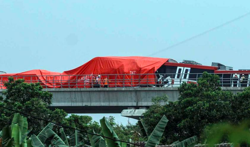 Deretan Foto Tabrakan LRT Cibubur, Bagian Depan Kereta Hancur hingga Terangkat ke Atas