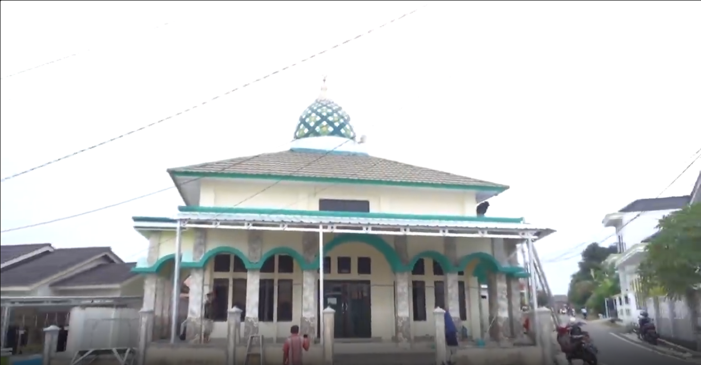 Renovasi Halaman Masjid, Warga Air Kepala Tujuh Kota Pangkal Pinang Bisa Ibadah Lebih Khusuk