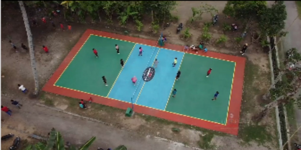 Gotong Royong Renovasi Lapangan Voli Desa Kalisari Lampung, Warga senang Kini Bisa Kembali Berolahraga 