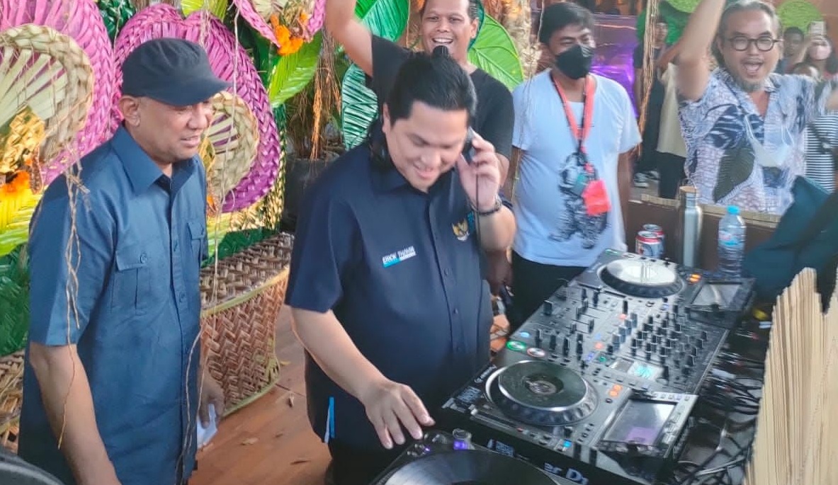 Erick Thohir nge-DJ lagu Koes Plus bareng Teten Masduki saat meninjau UMKM di Bali