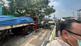 Video CCTV Detik-detik Kecelakaan Maut Bekasi, Truk Tabrak Tower hingga Anak-anak Sekolah