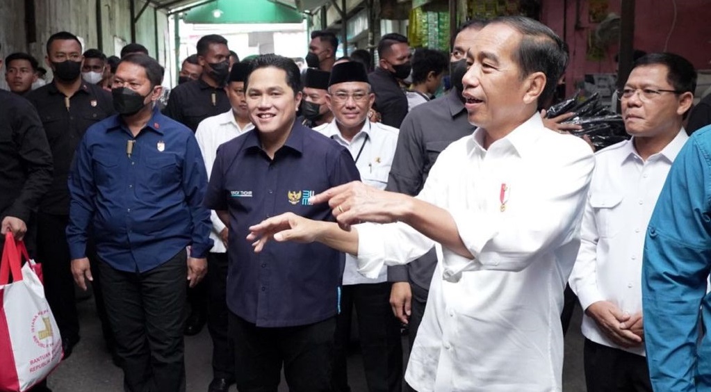 Presiden Jokowi Didampingi Erick Thohir Cek Harga Bahan Pokok Hingga Beri Bantuan Sembako ke Pasar PAL Tugu Depok