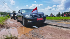Mobil Presiden Joko Widodo Sulit Melewati Jalanan Rusak dan Terjal Saat Kunjungan ke Lampung