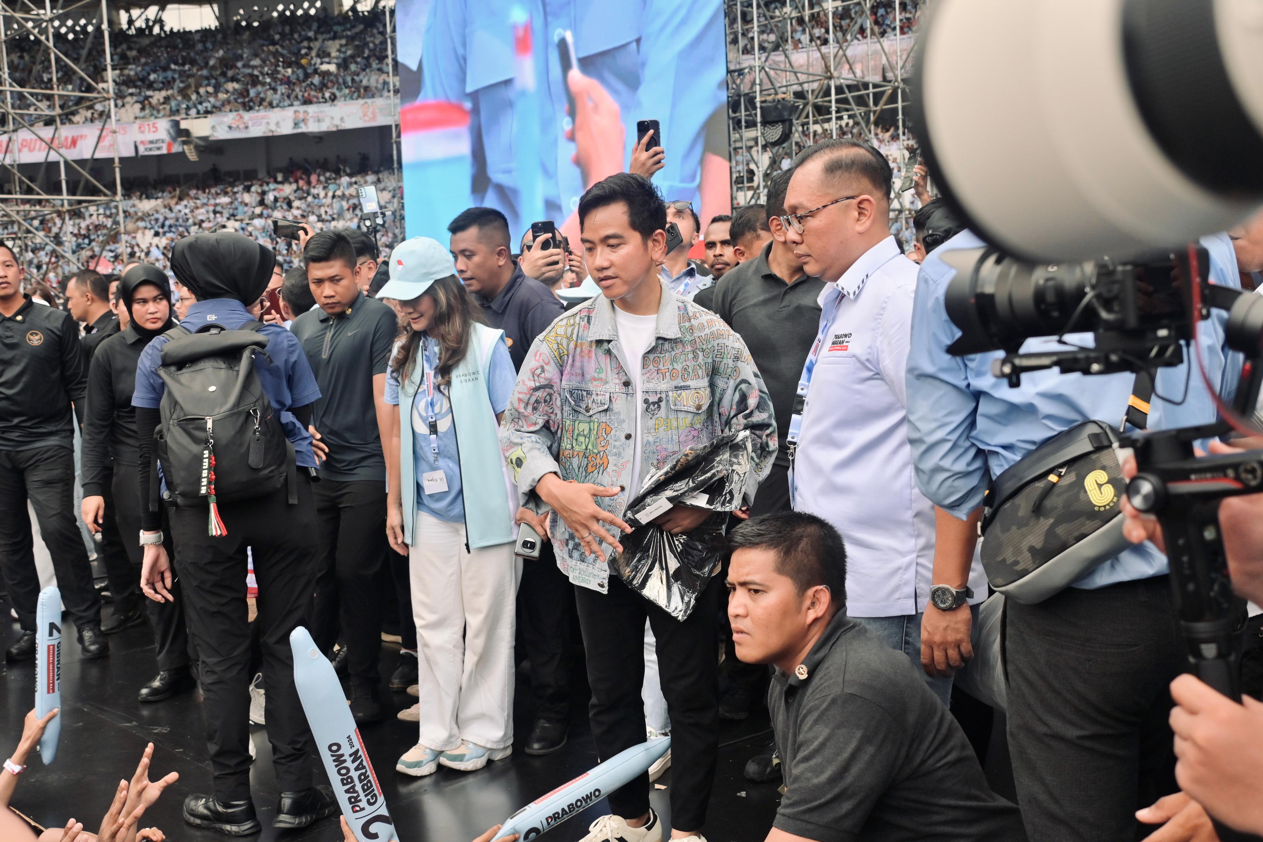Foto: GBK Jadi Lautan Biru di Kampanye Prabowo-Gibran