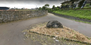 Batu Alam di Sukabumi ini tidak  Dapat Dipindahkan Meski Mengganggu Jalan, Begini Cerita Seram dari  Warga Sekitar