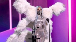 Keren Lady Gaga Tampil Ikonik di MTV VMN 2020 dengan Masker Buatan Desainer Indonesia 