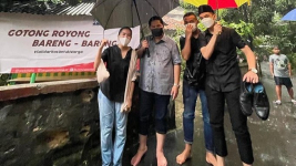 Menteri BUMN Erick Thohir Nyeker Trobos Hujan Deras untuk Beri Bantuan ke Warga