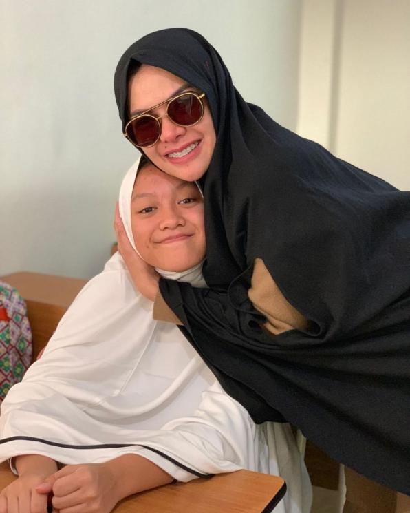 Nikita Mirzani Berbagi Perasaan Usai Lolly Kabur, Tunjukkan Foto Ibu dengan Penuh Emosi!