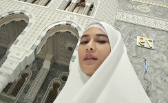 Bikin Takjub! Dian Sastrowardoyo Berhijab Saat Umrah