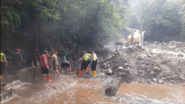 Banjir kembali melanda wisata Guci di Tegal, merusak kolam pemandian dan memutus jembatan.