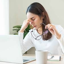 Terlalu lama bekerja di depan layar dapat memicu Computer Vision Syndrome dengan gejala mata lelah hingga sakit kepala