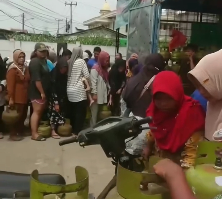 Kelangkaan LPG 3 Kg di Warung: Antrian Mengular dan Kebijakan Pembatasan Penjualan Membebani UMKM