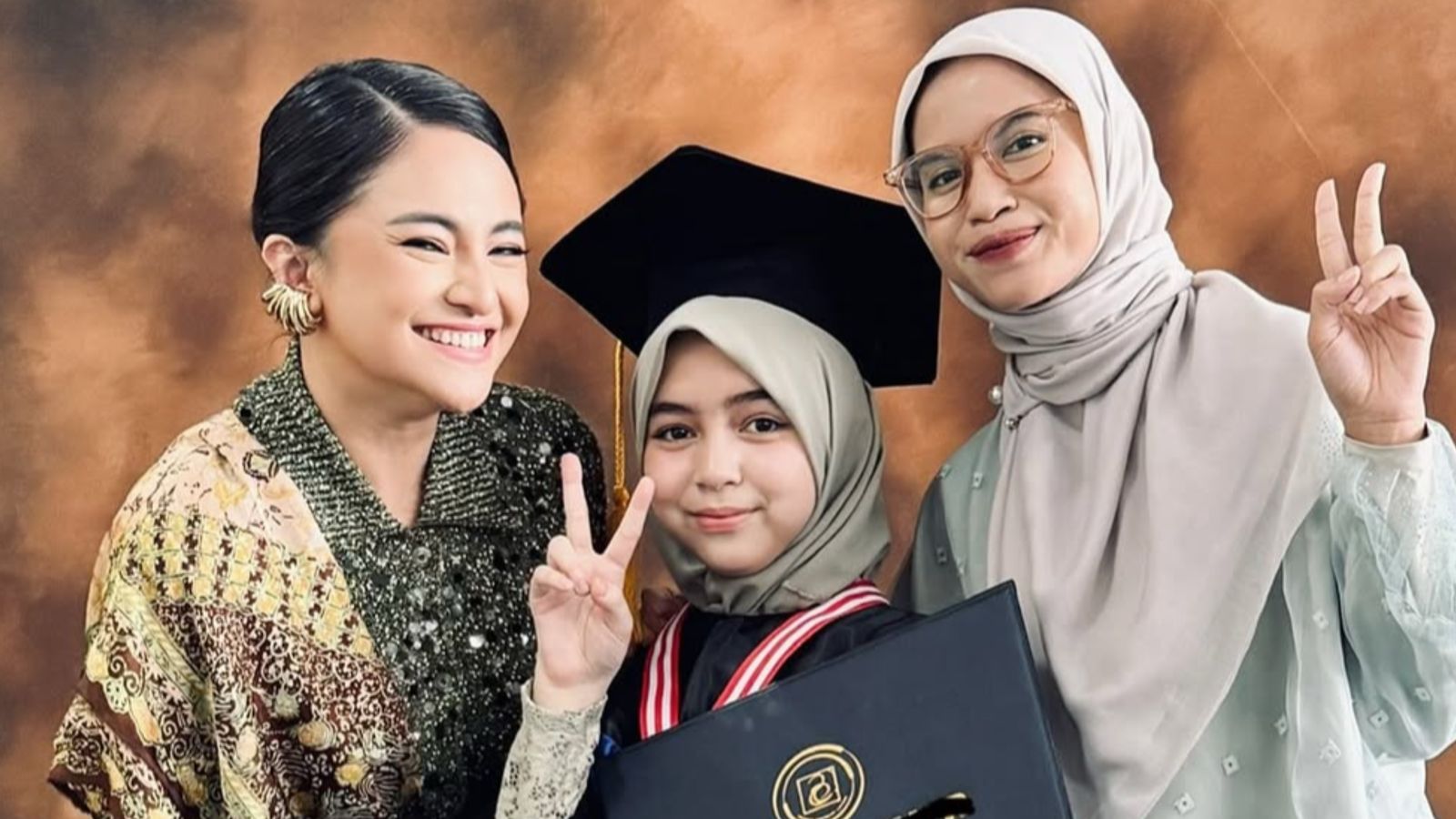 Momen Haru! Marshanda, Ben Kasyafani, dan Istri Hadiri Wisuda Sienna