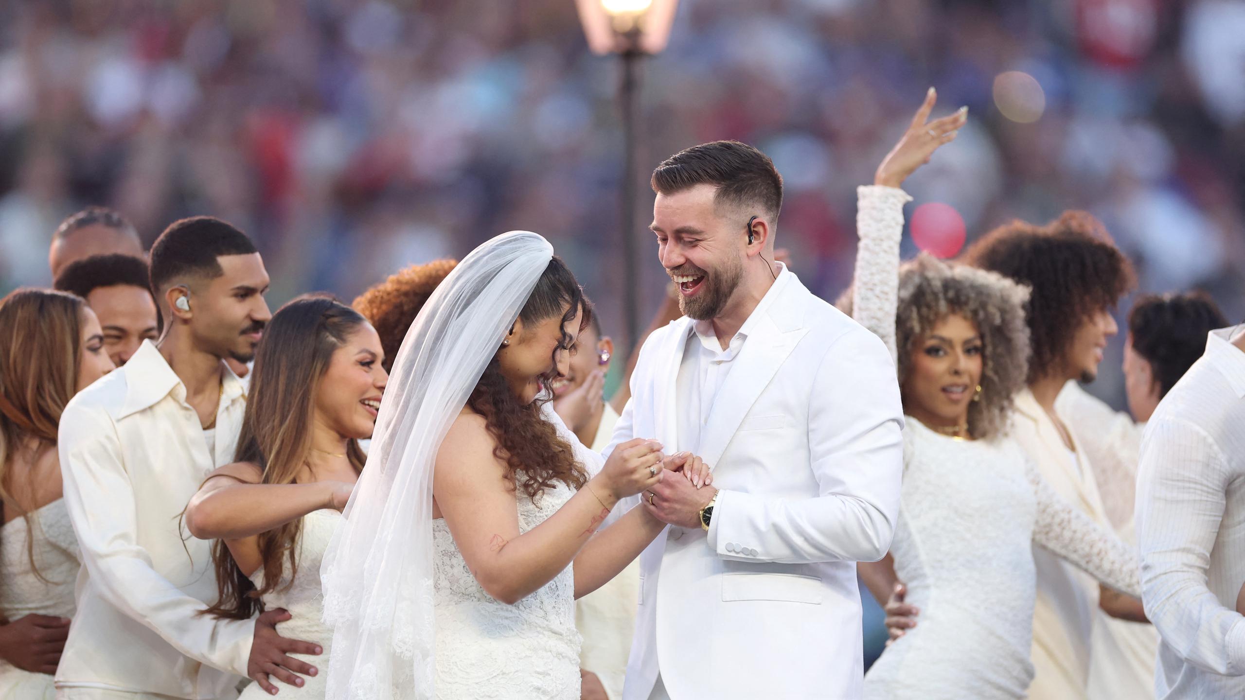 Bad Bunny Gelar Pernikahan Sah di Tengah Panggung Halftime Super Bowl LX