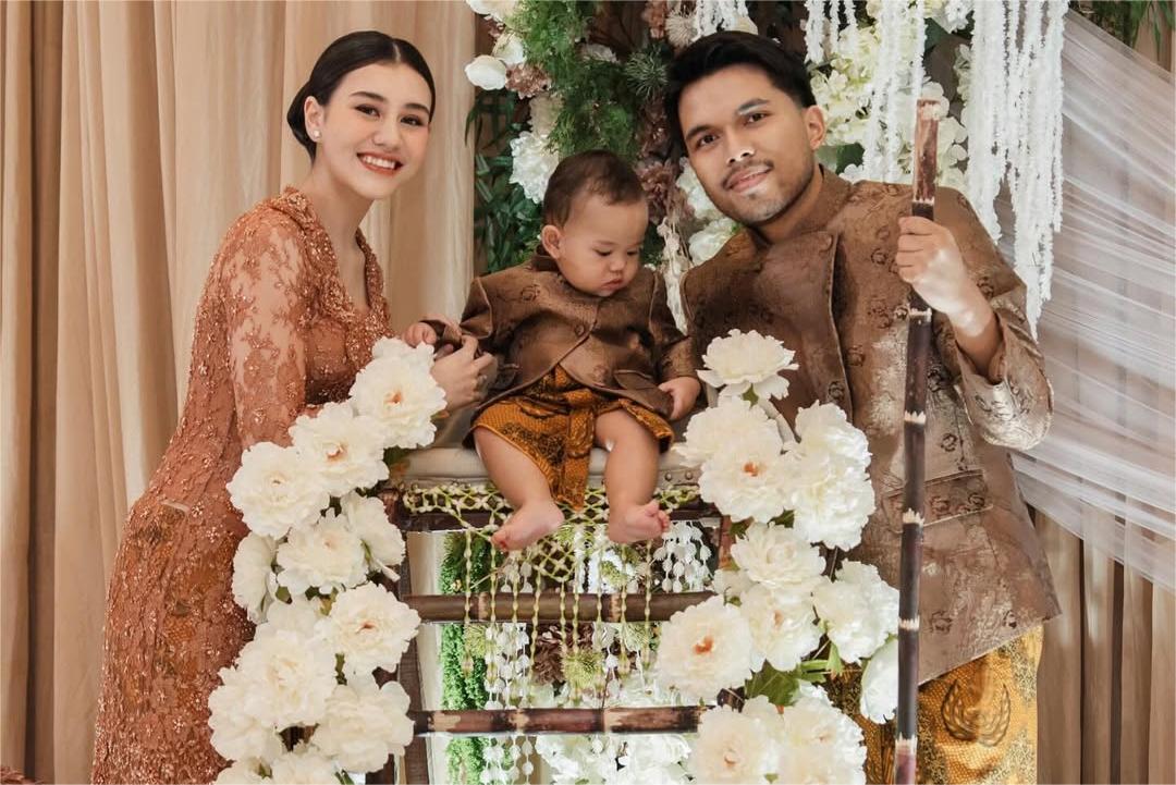 Intip Momen Baby Arash Jalani Tedak Siten, Geni Faruk Panjatkan Doa Khusus