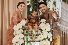 Intip Momen Baby Arash Jalani Tedak Siten, Geni Faruk Panjatkan Doa Khusus