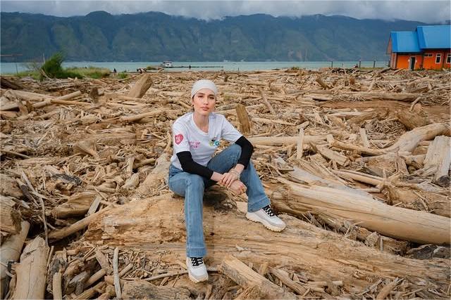 Cinta Laura Kunjungi Aceh Bawa Bantuan: “Mereka Memang Berduka, Tapi Memilih Bangkit