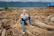 Cinta Laura Kunjungi Aceh Bawa Bantuan: “Mereka Memang Berduka, Tapi Memilih Bangkit