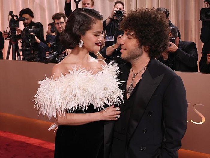 Selena Gomez Cium Kaki Benny Blanco Usai Suaminya Disinggung soal Kebersihan