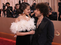 Selena Gomez Cium Kaki Benny Blanco Usai Suaminya Disinggung soal Kebersihan