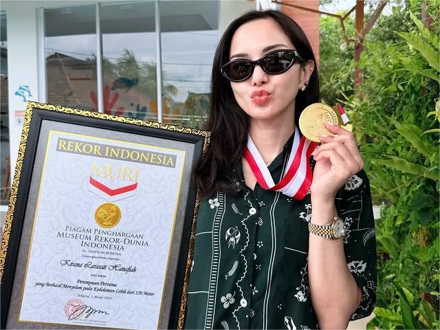 Kirana Larasati Pecahkan Rekor MURI, Menyelam hingga Kedalaman 127 Meter di Tulamben Bali