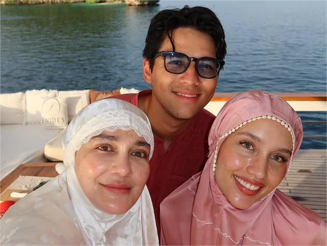 Luna Maya, Maxime, dan Cinta Laura Salat Id di Atas Kapal