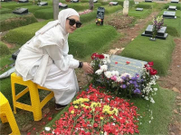 Richa Novisha Ziarah ke Makam Gary Iskak, Ungkap Duka di Momen Lebaran