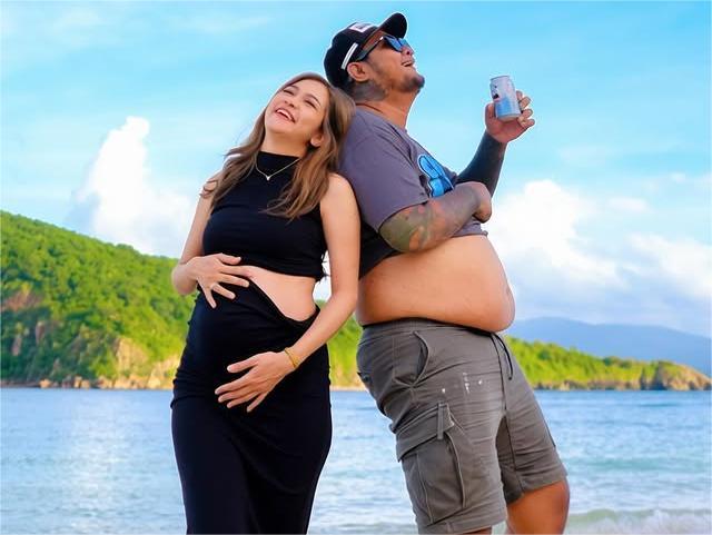 Istri Virgoun Umumkan Kehamilan Anak Pertama