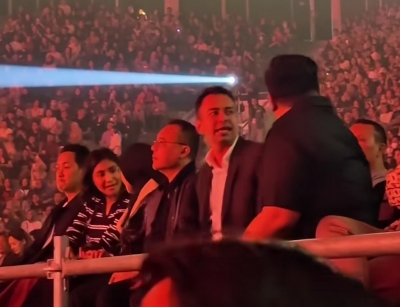 Raffi Ahmad Nonton Konser Kahitna Tanpa Gigi