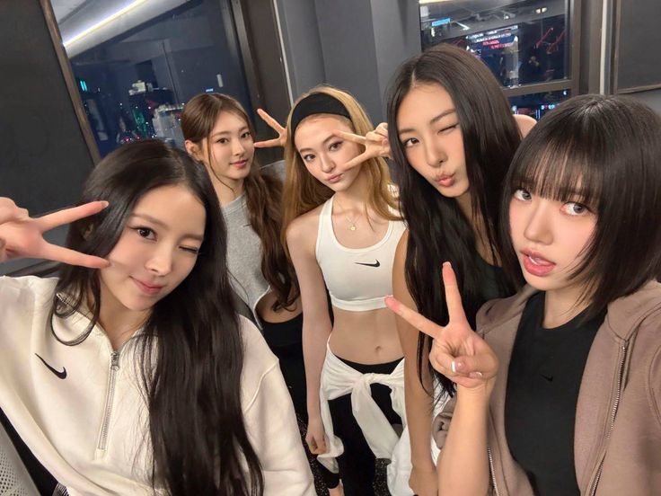 Baru Debut, MEOVV Tuai Pujian Berkat Aksi Panggung Enerjik di Korea University