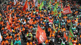 Ribuan Buruh Turun ke Jalan, Desak DPR Benahi Aturan Ketenagakerjaan