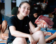Ayu Ting Ting Rayakan Idul Adha Penuh Kehangatan Di Rumah, Tampil Sederhana Dan Akrab Dengan Warga