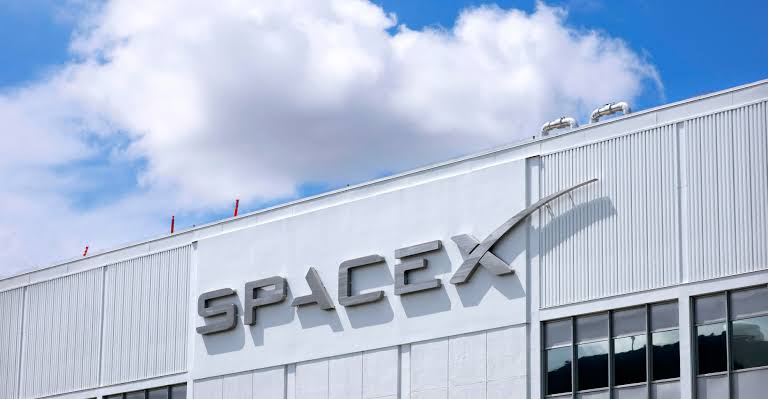 Elon Musk Disebut Berpotensi Akuisisi Intel Lewat SpaceX, Ini Alasannya