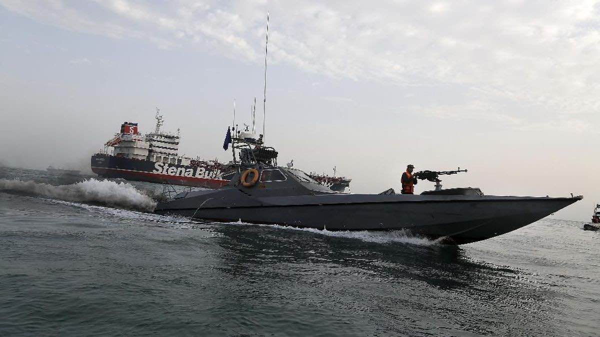 Ketegangan Memanas, Iran Klaim Lepaskan Rudal dan Drone ke Kapal Perang AS