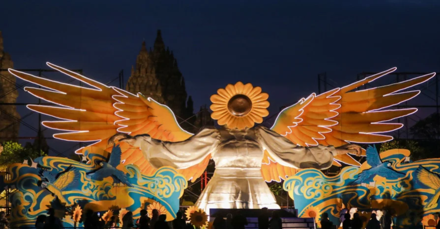 Sunflower Angel Hadir di Prambanan, Padukan Seni Kontemporer dan Kemegahan Candi