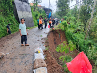 Hujan Deras Picu Longsor di Padang, Jalur Sumbar-Bengkulu Lumpuh dan Mobil Pengangkut Ayam Tertimbun