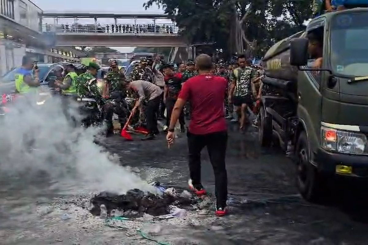 Mahasiswa UKI Gelar Aksi Demonstrasi di Cawang, Sempat Bakar Ban dan Picu Kepadatan Lalu Lintas