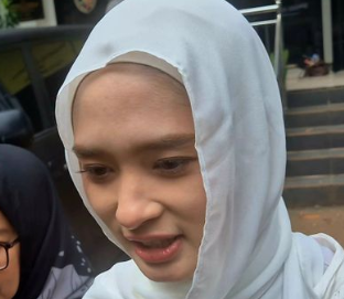 Inara Rusli Datangi Bareskrim, Minta Kejelasan Kasus Dugaan Ilegal Akses